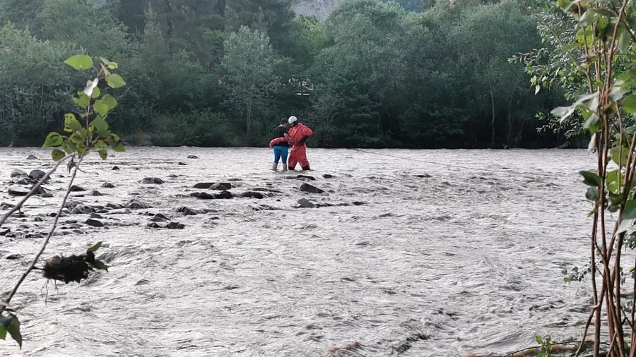 В Сочи туристка застряла на «островке» посреди бурной реки