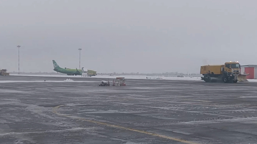 Снегопад в Краснодаре парализовал работу аэропорта