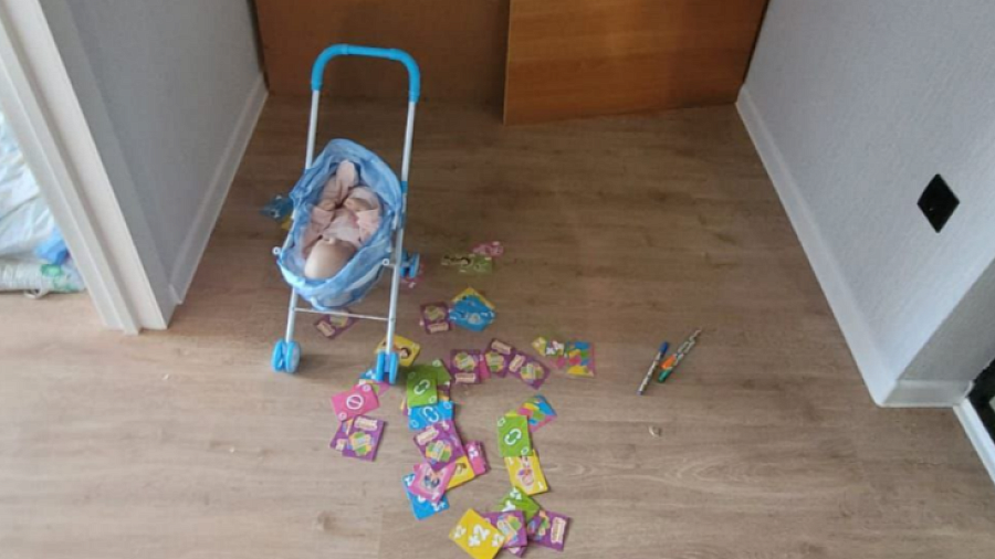 В Краснодаре женщина оставляла на несколько дней 3-летнюю дочь одну в квартире, полиция начала проверку 