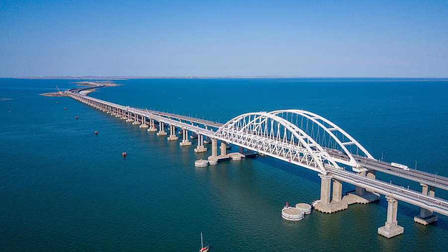 На Крымском мосту закрыли движение в сторону Новороссийска из-за ДТП