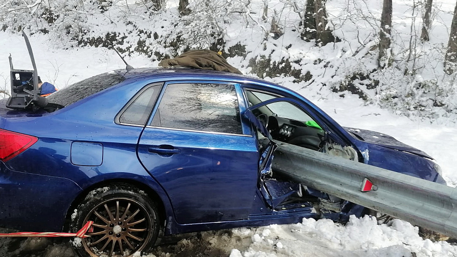 Водитель «Subaru» сломала обе ноги, врезавшись в металлический отбойник в Сочи