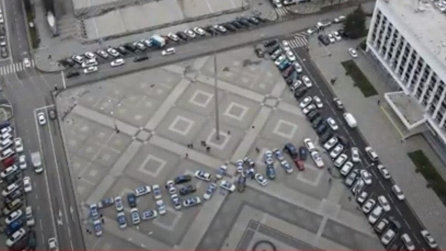 Фразу Гагарина «Поехали» составили из машин на Главной площади Краснодара