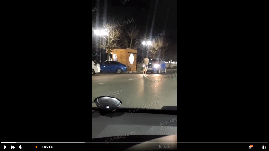 В Новороссийске мужчина бегал по проезжей части в одних трусах и попал на видео