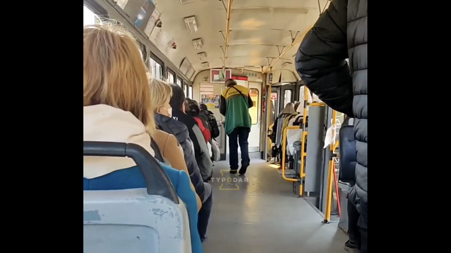 «Принесите мне маску!»: хамское поведение пассажира трамвая в Краснодаре возмутило пользователей Сети