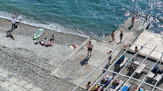 В Анапе люди загорают и купаются на пляжах несмотря на запрет Роспотребнадзора