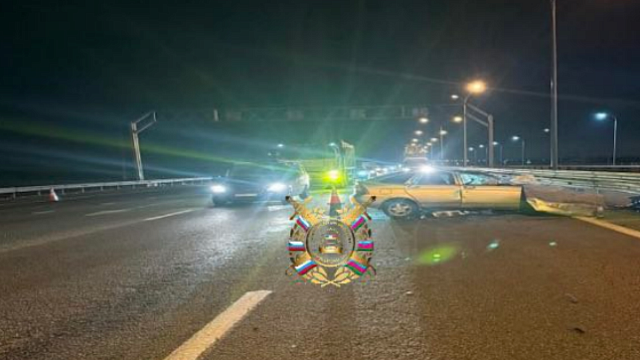 В Динском районе легковушка врезалась в грузовик и взяла на таран дорожное ограждение