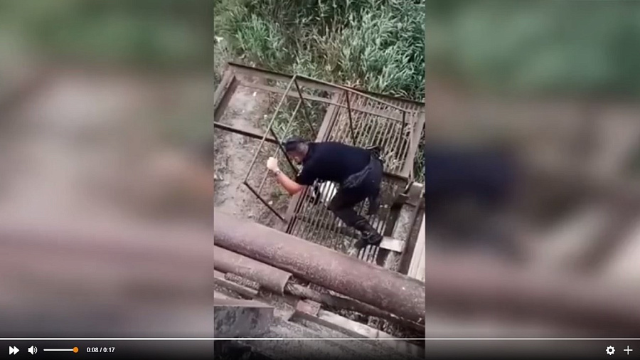 В Керчи полицейский поймал на лету падающую с моста женщину (ВИДЕО)