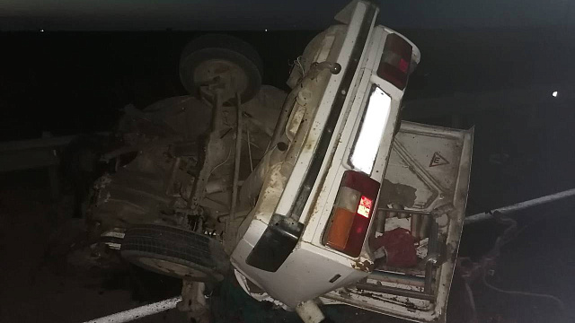 В Каневском районе мужчина погиб после лобового столкновения с КамАЗом