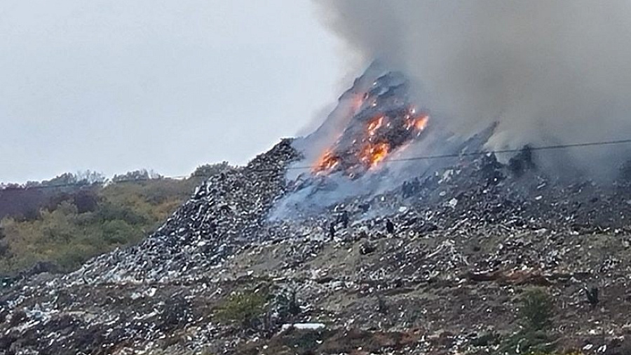 В Новороссийске вторые сутки тушат пожар на мусорном полигоне