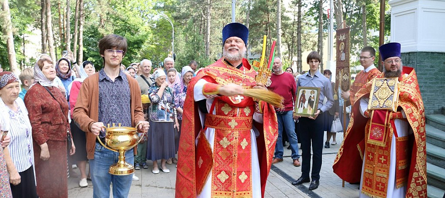 Студенты КубГУ приняли участие в торжествах храма святых равноапостольных Кирилла и Мефодия