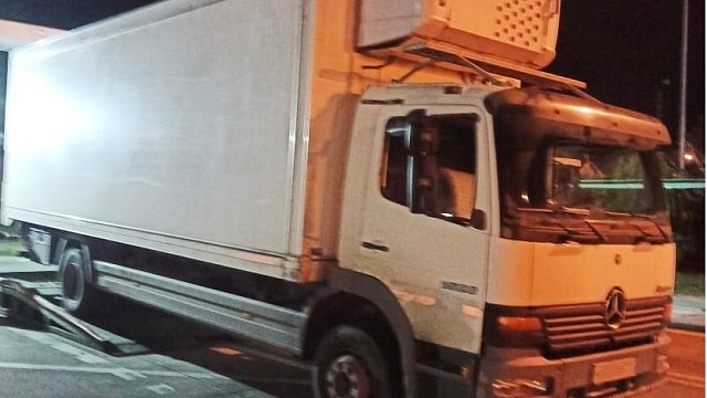 В Сочи таможенники задержали грузовик, начиненный контрабандными сигаретами