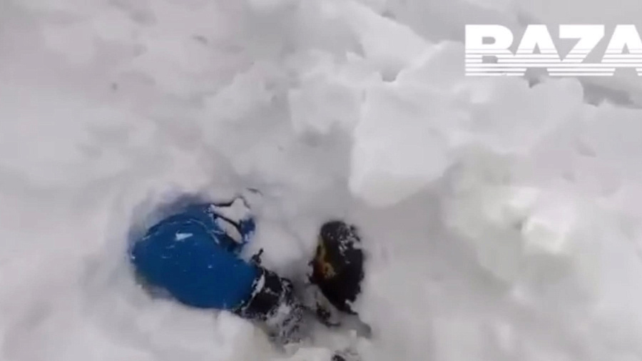 Сход лавины на сноубордиста в горах Сочи попал на видео