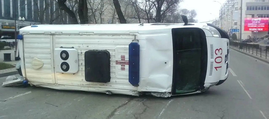 Машина скорой помощи перевернулась в центре Краснодара