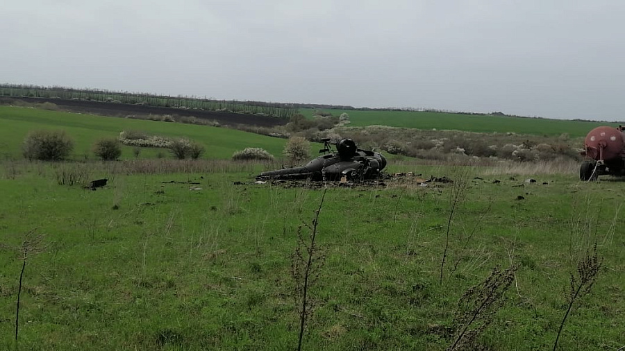 В Краснодарском крае в поле разбился вертолет Ми-2