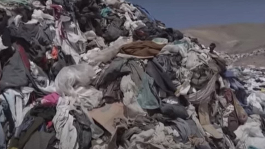Чилийскую пустыню Атакама превратили в гигантскую свалку из непроданной одежды