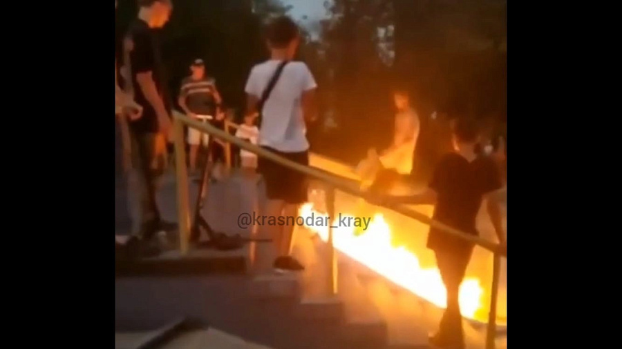 Катающиеся по огненной дорожке дети в скейт-парке Краснодара возмутили пользователей Сети. Видео