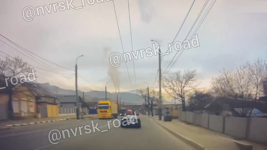 В Новороссийске лихач на спорткаре на полном ходу влетел под КамАЗ