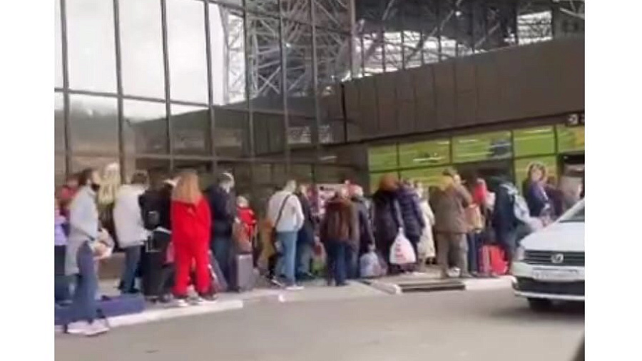  Видео: в аэропорту Сочи выстроилась «километровая» очередь из улетающих туристов