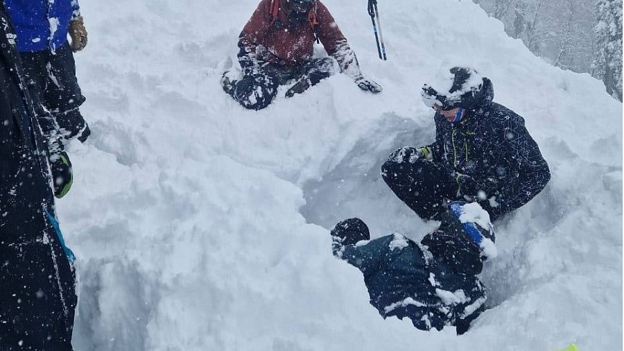 Снежная лавина накрыла горнолыжную трассу с туристами в Сочи