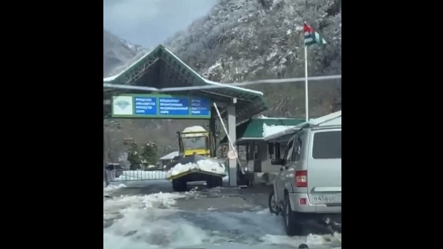 В Абхазии запретили проезд к озеру Рица для автомобилей