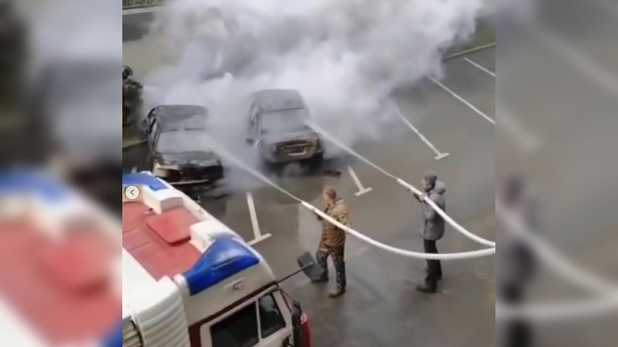 На парковке одного из жилых комплексов Краснодара сгорели два автомобиля