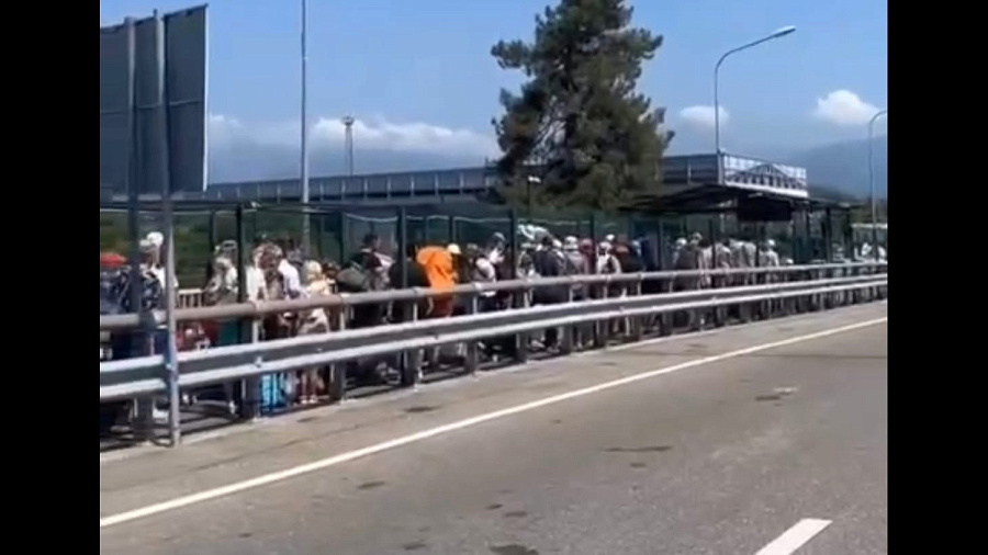  В Сочи перед границей с Абхазией выстроилась огромная очередь. Видео