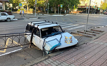 В Туапсинском районе легковушка на скорости врезалась в металлическое ограждение 