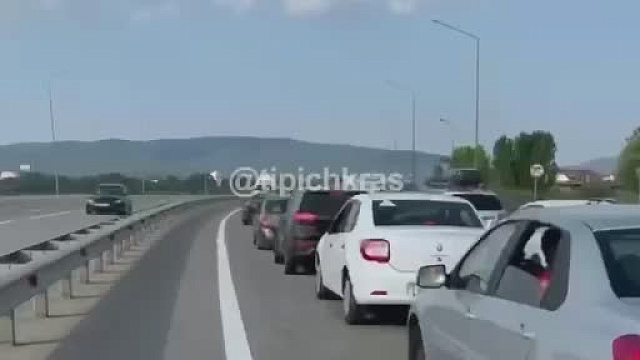 Многокилометровые пробки на трассе к Черному морю в Краснодарском крае попали на видео