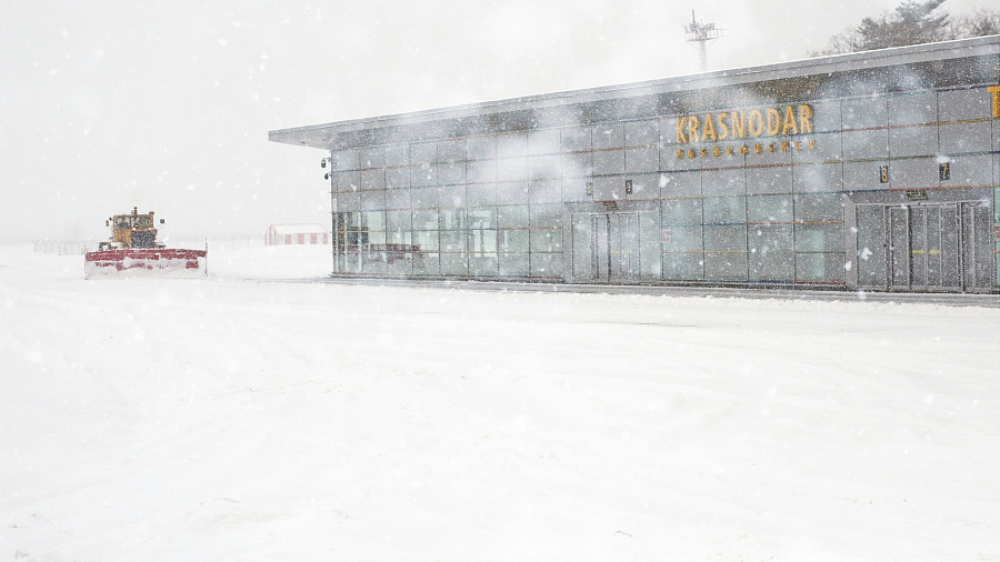 Аэропорт Краснодара утром 17 февраля возобновил работу