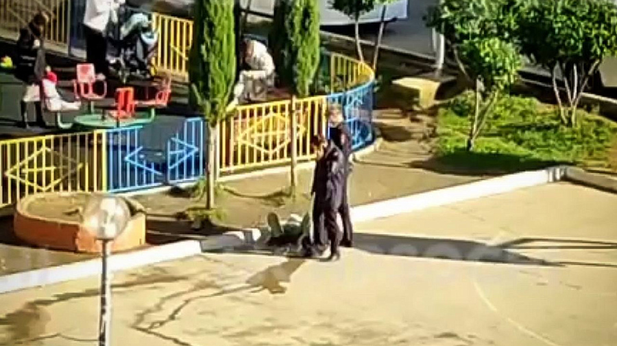 В Сочи сняли на видео, как полицейские приводили в чувства пьяного мужчину электрошокером