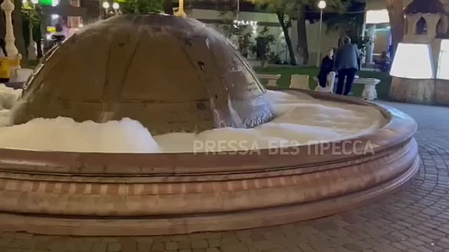 Пенная вечеринка: в Геленджике хулиганы засыпали в фонтан неизвестное вещество