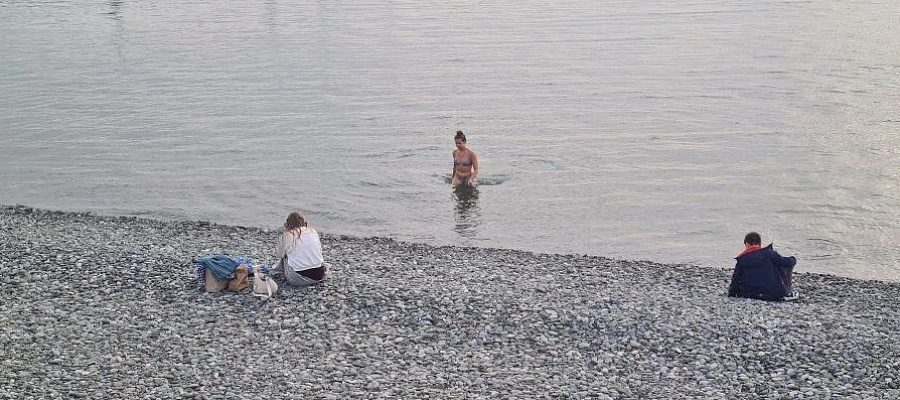 Лето в ноябре: пляжи Сочи заполнили отдыхающие в купальниках