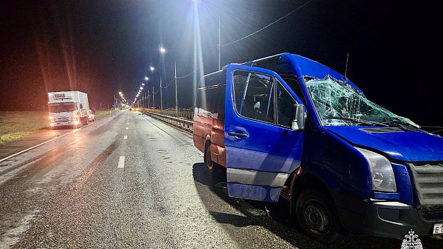 В Калмыкии автобус выехал на встречку и врезался в фуру, погибли 7 человек
