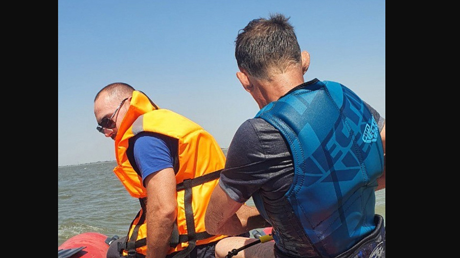В Краснодарском крае спасатели помогли унесенному ветром кайтсерферу