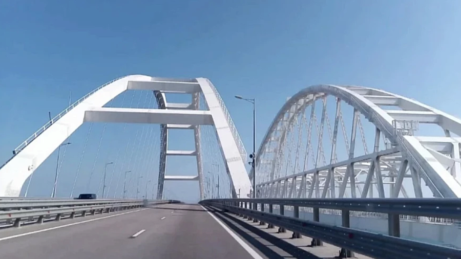 Движение транспорта по Крымскому мосту возобновили спустя час 