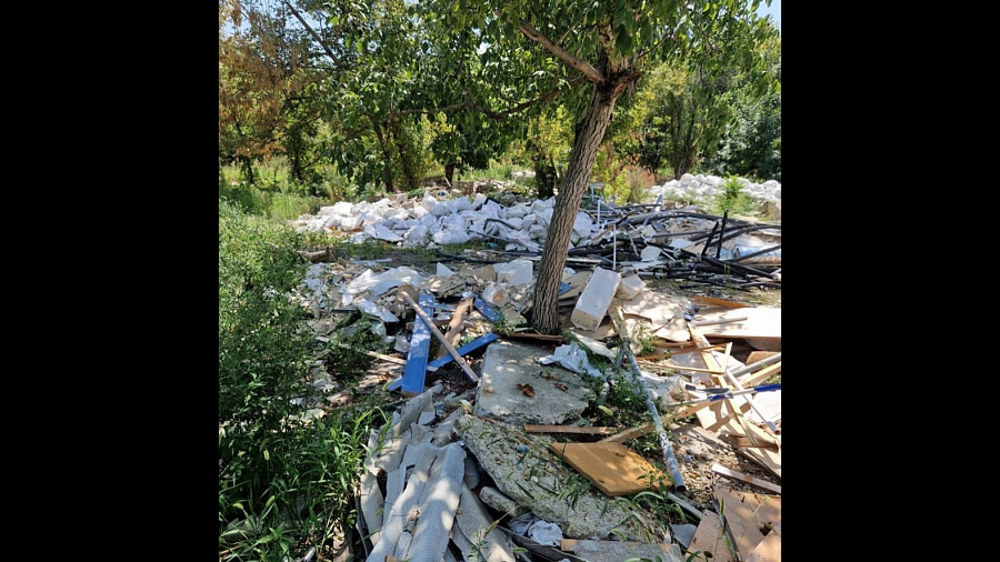 В центре Краснодара на месте снесенных гаражей появилась свалка строительного мусора