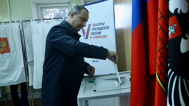 Председатель ЗСК Юрий Бурлачко принял участие в голосовании на выборах Президента России