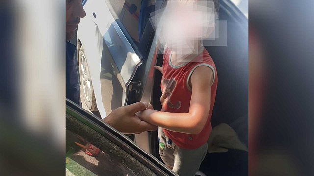 В полиции проводят проверку из-за инцидента с ребенком, оставленным в запертом автомобиле в жару