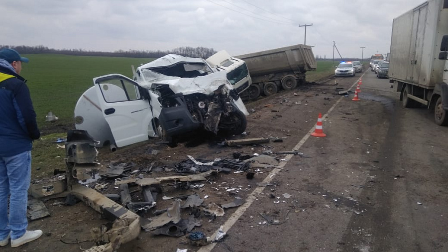 Один человек погиб и два пострадали в жестком ДТП на трассе в Краснодарском крае