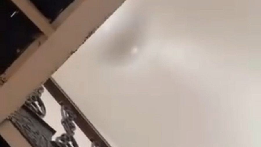 В Ейске потолок лопнул из-за воды в школе в учебное время