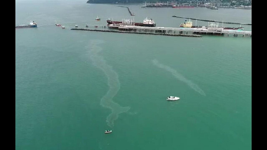 Администрация Туапсе назвала источник разлива нефтепродуктов в акватории Черного моря