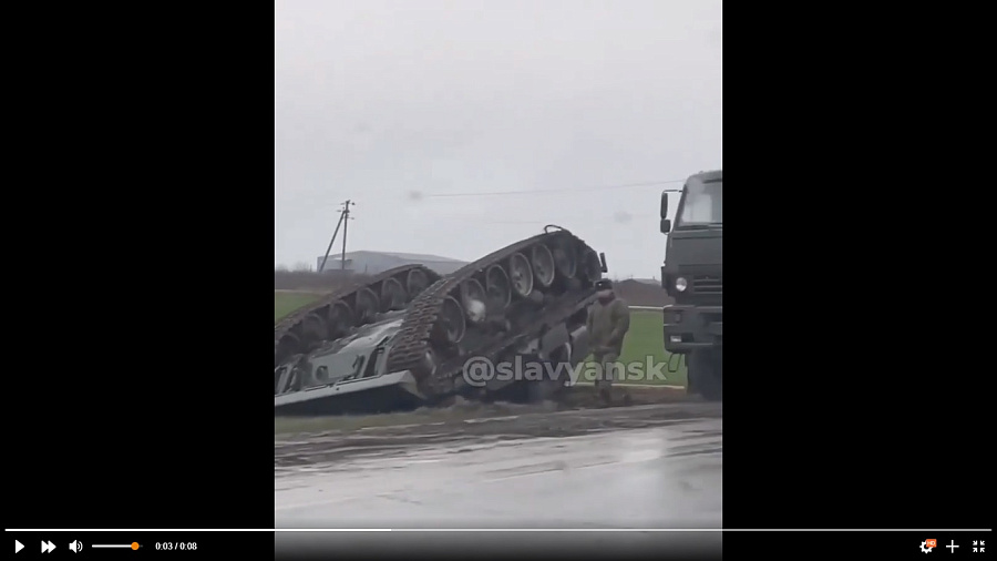 На трассе в Краснодарском крае танк «улетел» в кювет во время перевозки