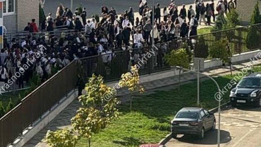 В Краснодаре из-за пожара в школе эвакуировали 700 человек