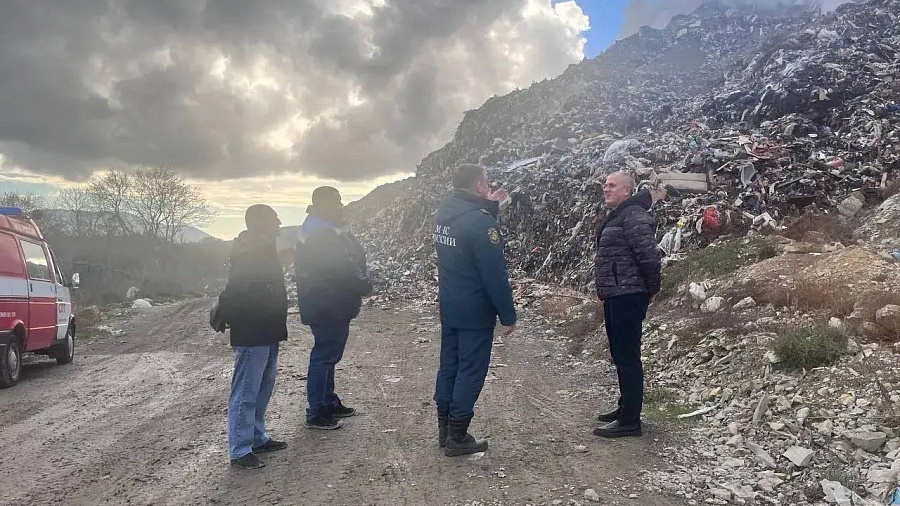 В Новороссийске третий день не могут потушить тлеющий мусорный полигон