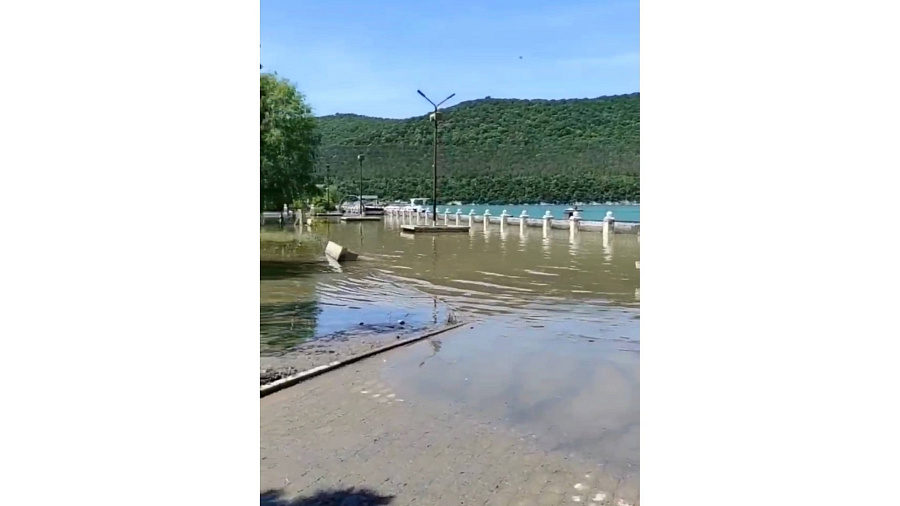 «Вода до сих пор стоит». Жители Кубани показали затопленную набережную озера Абрау спустя 5 месяцев после таяния снега