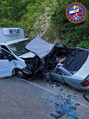 В Сочи двоих человек зажало в смятом авто после аварии