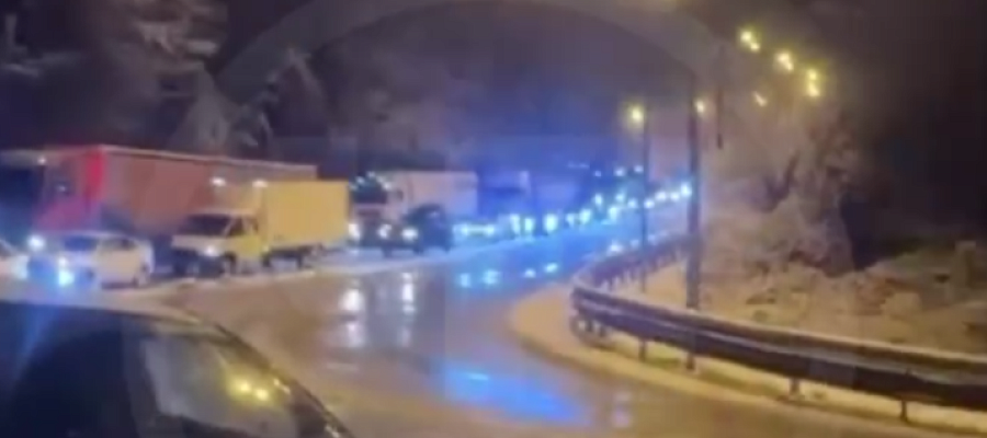 Федеральную трассу «Джубга-Сочи» сковала многокилометровая пробка из-за снегопада 