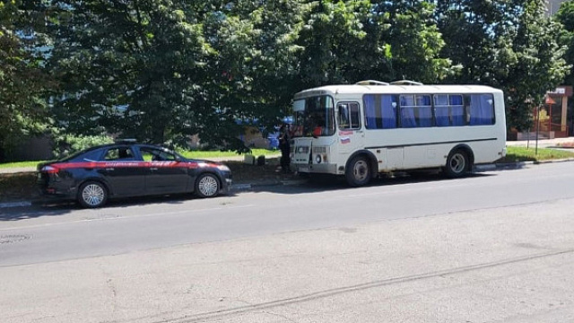 В Ростовской области мужчина напал с ножом на пассажиров рейсового автобуса. Одна женщина погибла, две пострадали