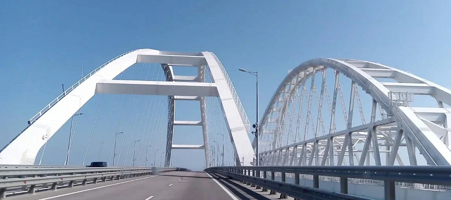 С 3 ноября электрокарам и «гибридам» закроют путь на Крымский мост со стороны Кубани