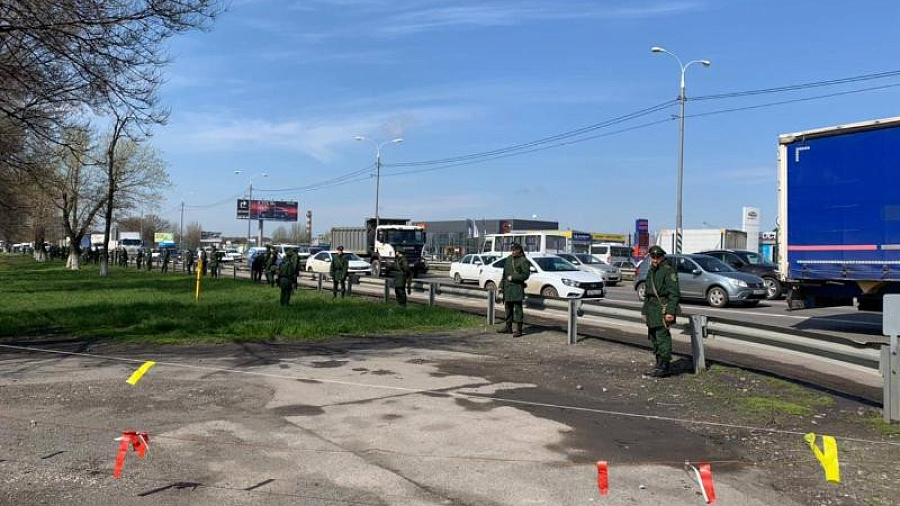 Более трех тысяч силовиков оцепили четыре рынка у самого въезда в Ростов